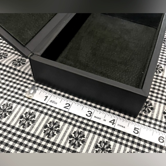 Simple Men’s Black Dresser Valet Lidded 3 Compartments Watch Keys Wallet Phone - Picture 5 of 6